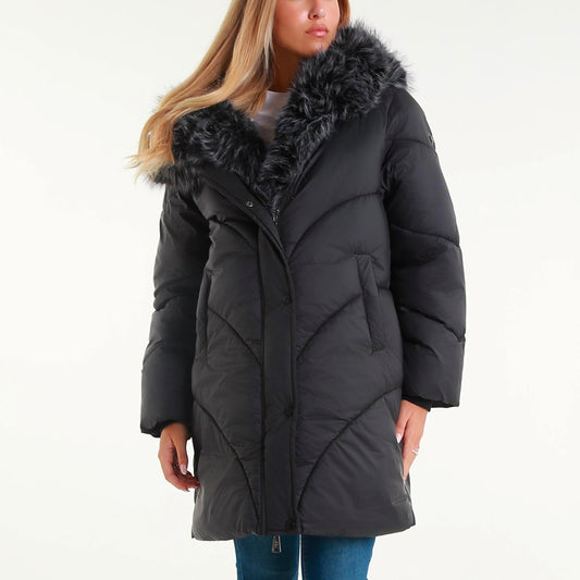 Elegant winter jacket with maxi fur trim in padded polyester, refined and comfortable for a casual-chic look