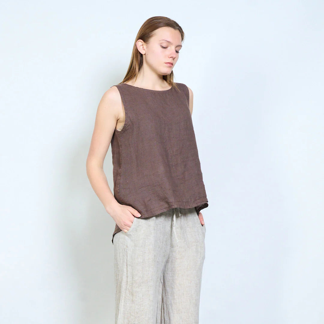 Top donna smanicato in lino con linea fluida