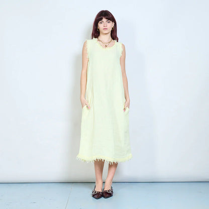 Abito midi smanicato in lino con bordi sfrangiati e tasche