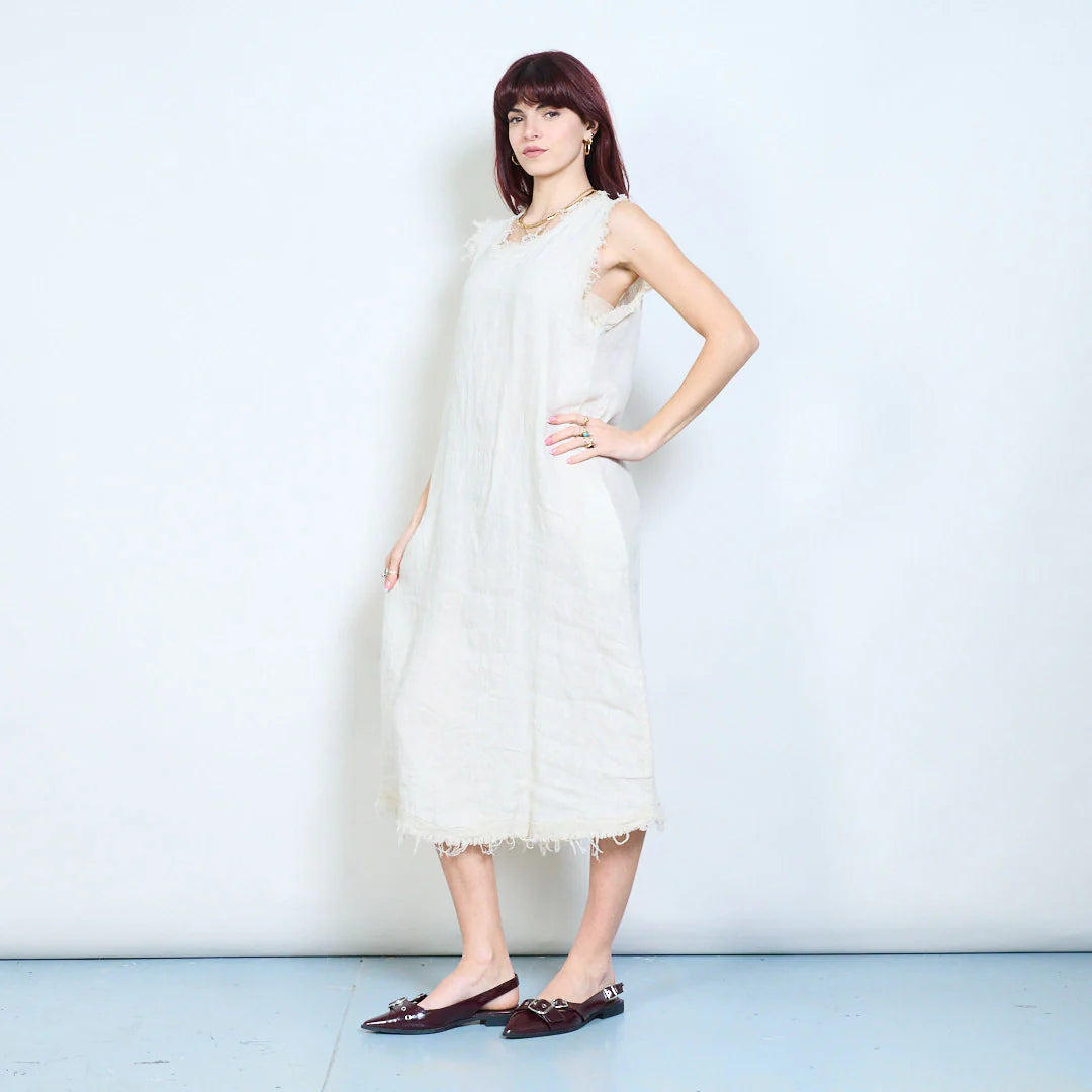 Abito midi smanicato in lino con bordi sfrangiati e tasche