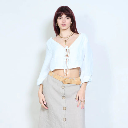Blusa corta con scollo a V e chiusura con laccetti