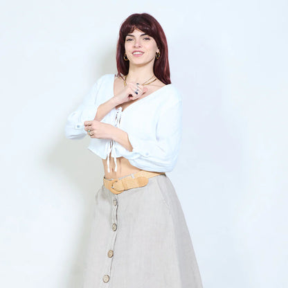 Blusa corta con scollo a V e chiusura con laccetti