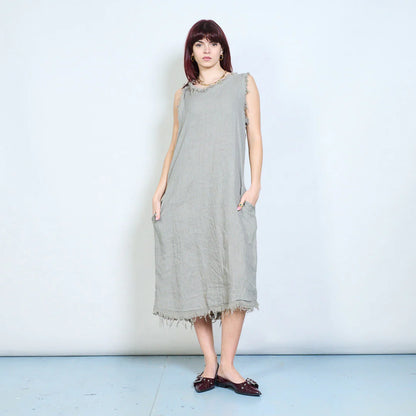 Abito midi smanicato in lino con bordi sfrangiati e tasche