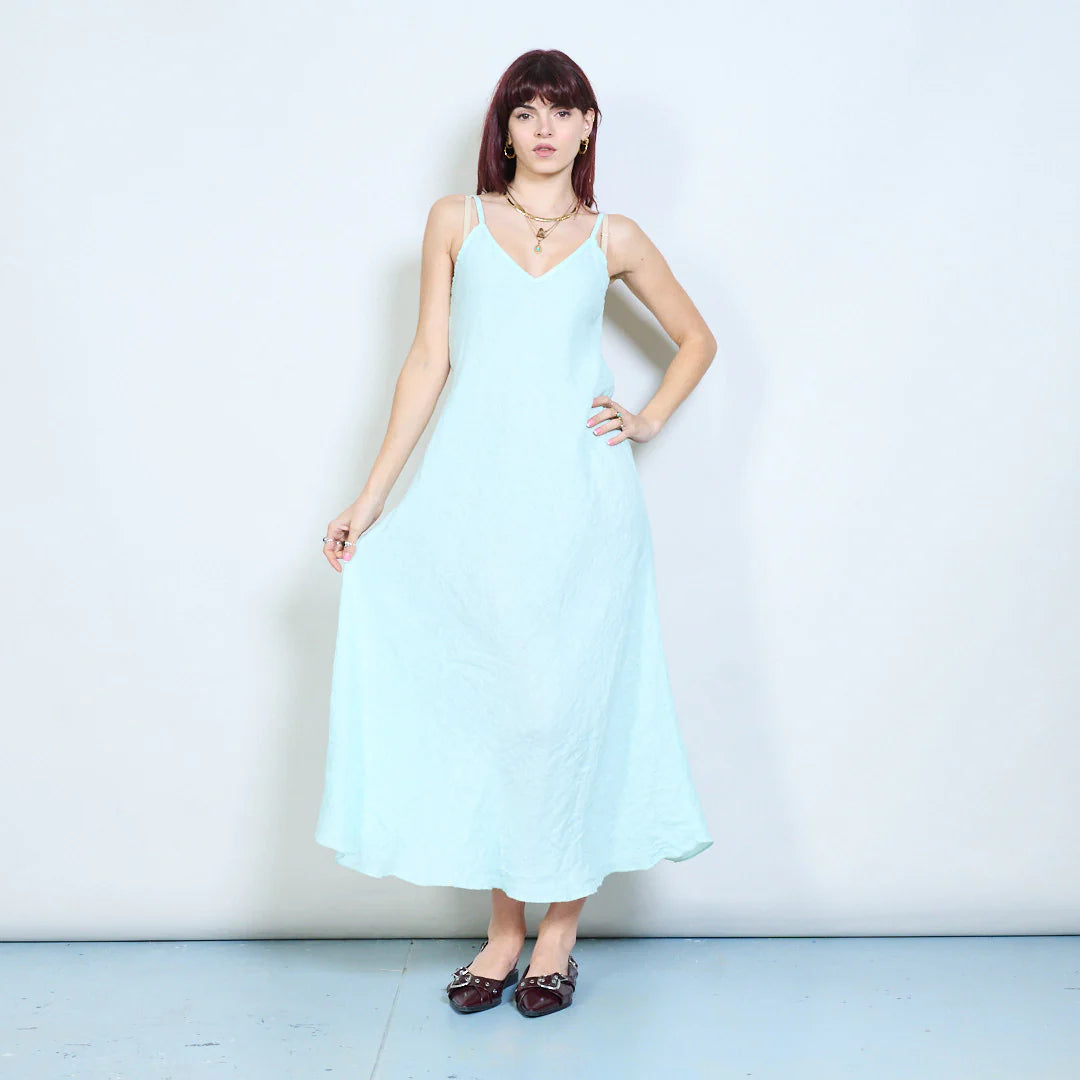 Abito lungo con spalline sottili e scollo a V