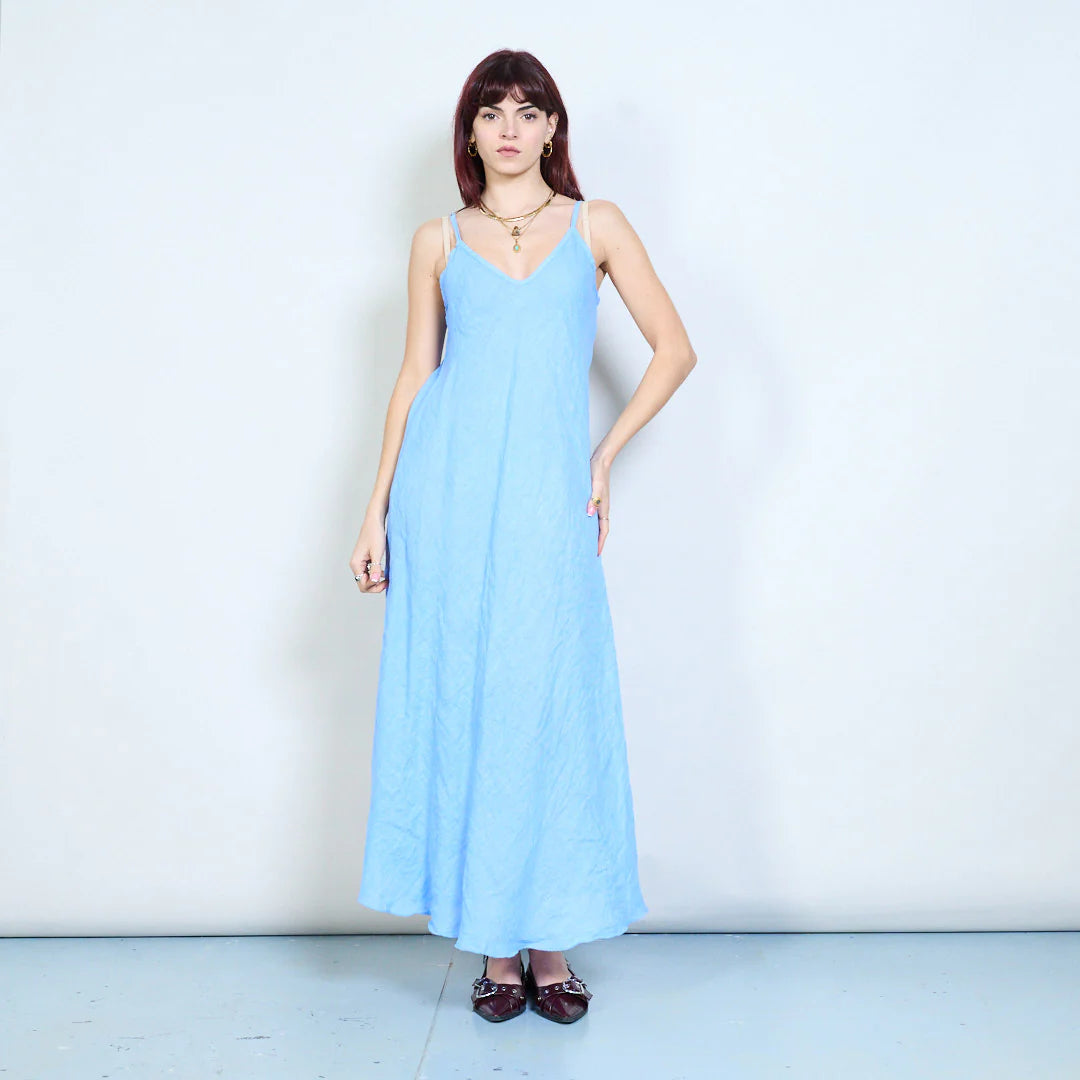 Abito lungo con spalline sottili e scollo a V