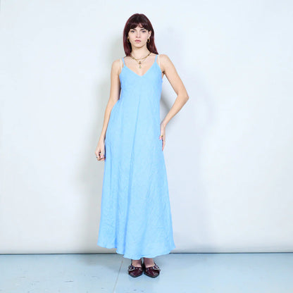 Abito lungo con spalline sottili e scollo a V