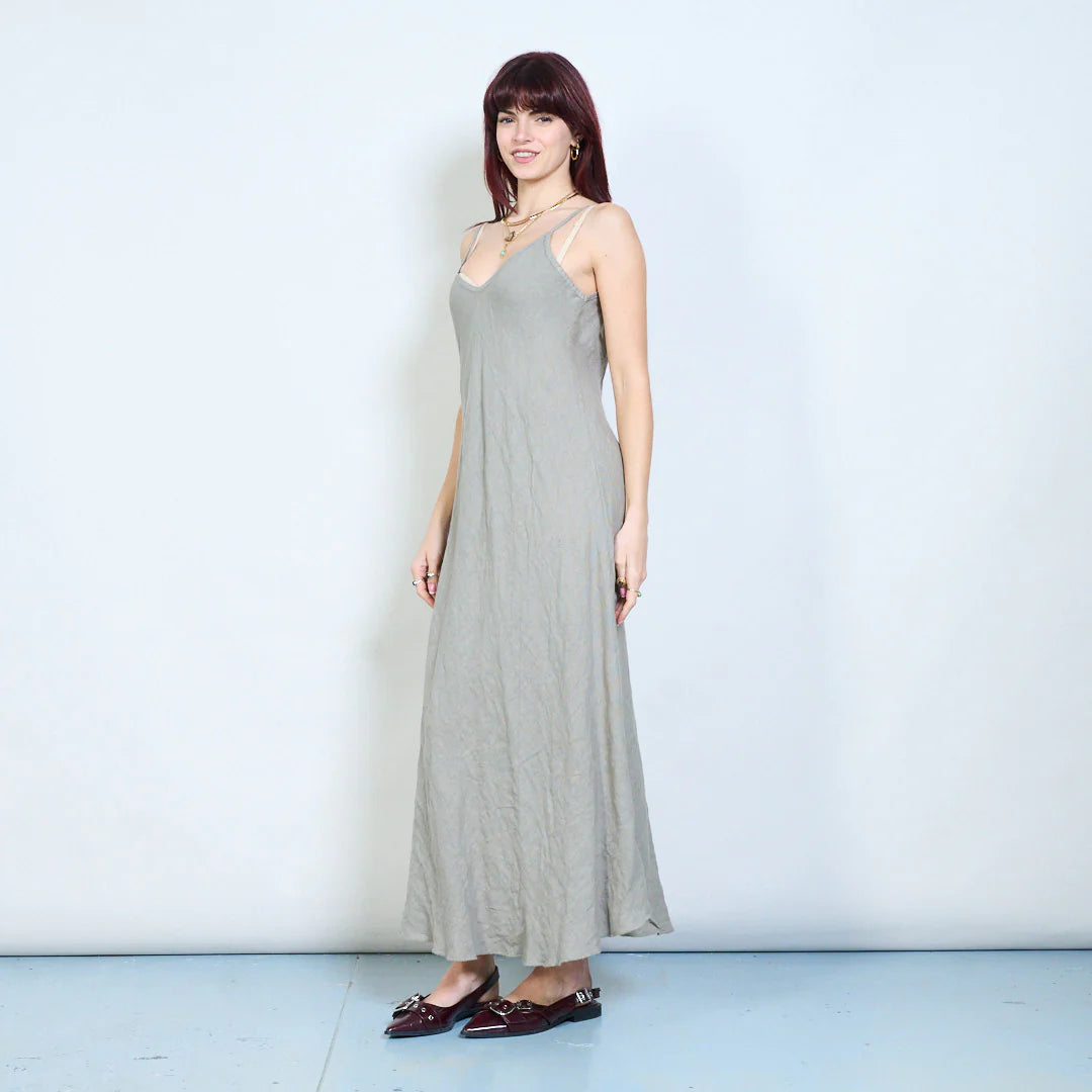 Abito lungo con spalline sottili e scollo a V