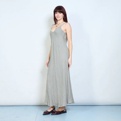 Abito lungo con spalline sottili e scollo a V