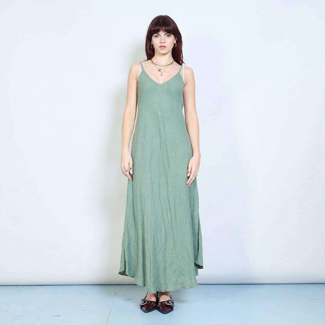 Abito lungo con spalline sottili e scollo a V