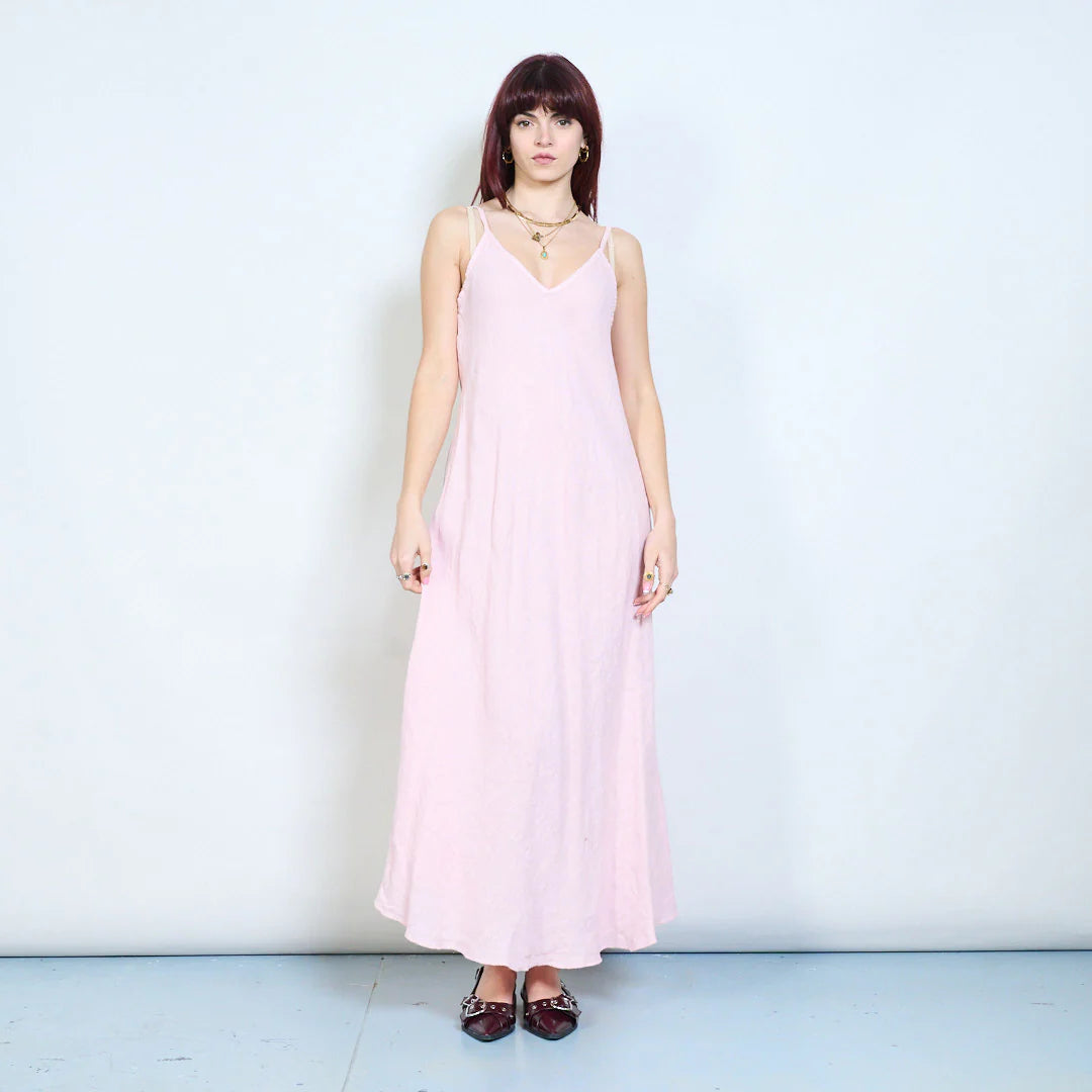 Abito lungo con spalline sottili e scollo a V