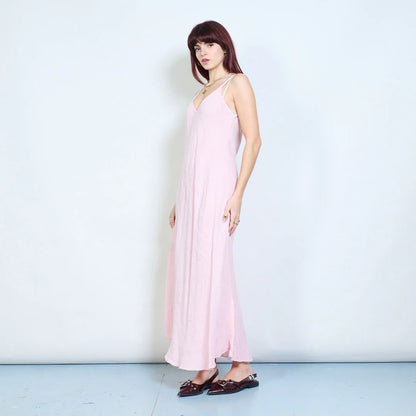 Abito lungo con spalline sottili e scollo a V