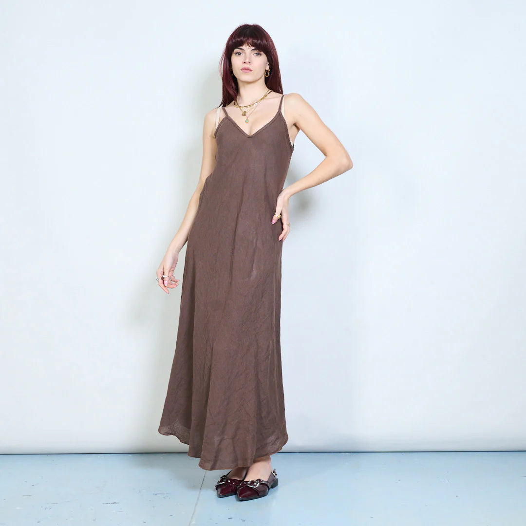 Abito lungo con spalline sottili e scollo a V