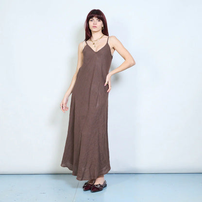 Abito lungo con spalline sottili e scollo a V