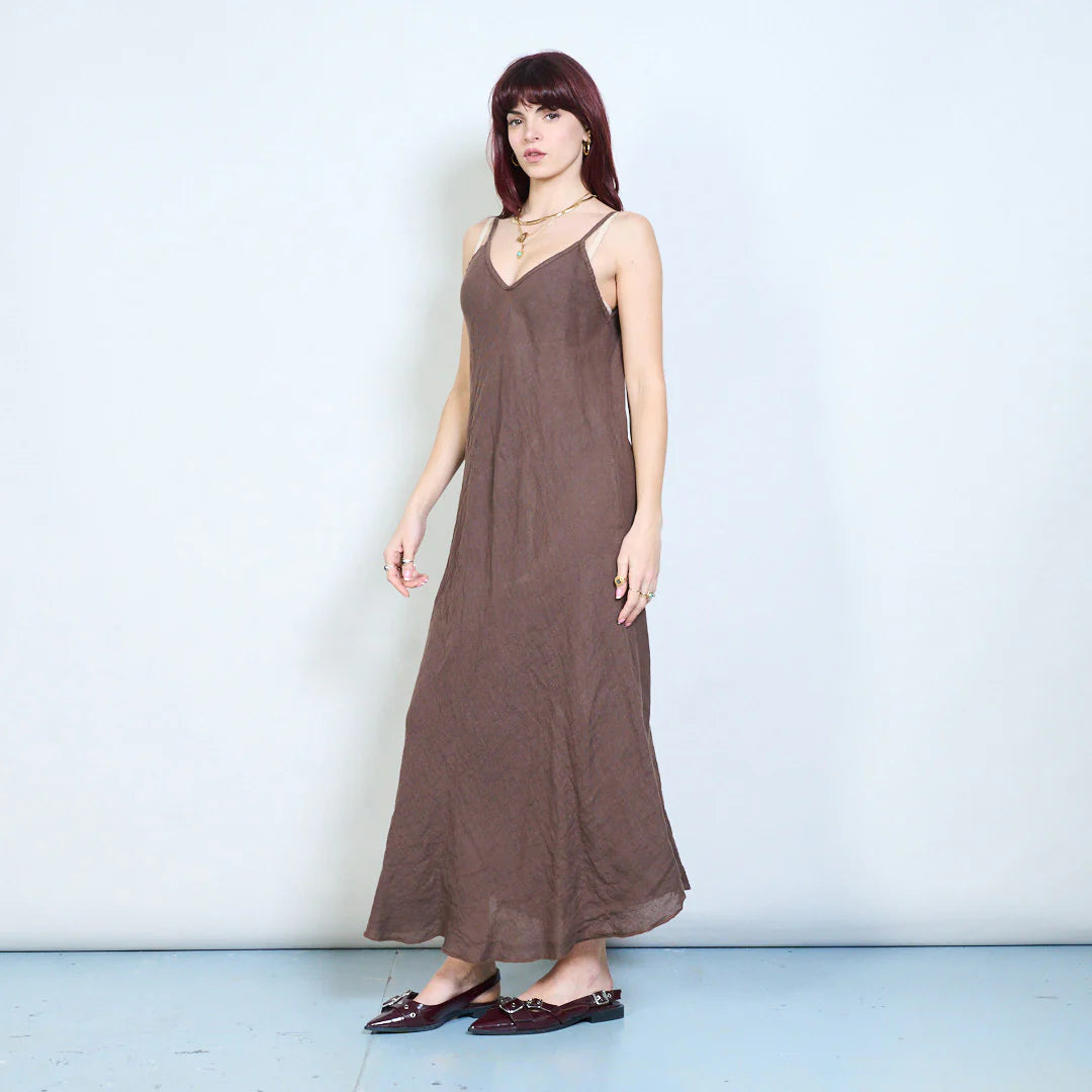 Abito lungo con spalline sottili e scollo a V