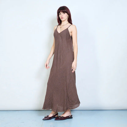 Abito lungo con spalline sottili e scollo a V