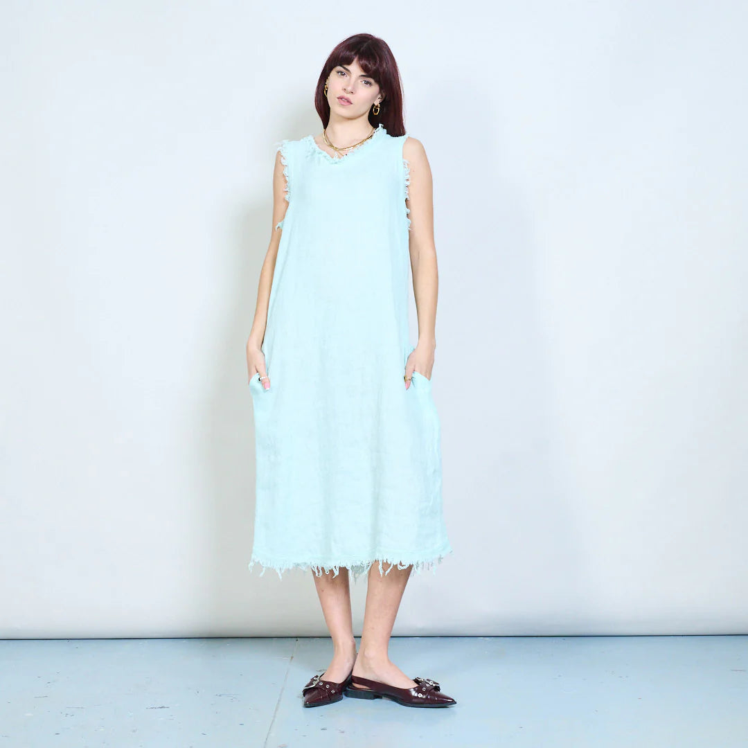 Abito midi smanicato in lino con bordi sfrangiati e tasche