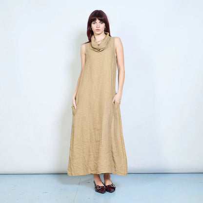 Abito lungo smanicato in lino con collo morbido e tasche