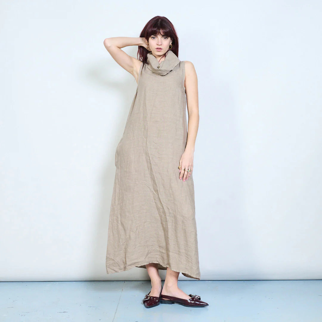 Abito lungo smanicato in lino con collo morbido e tasche