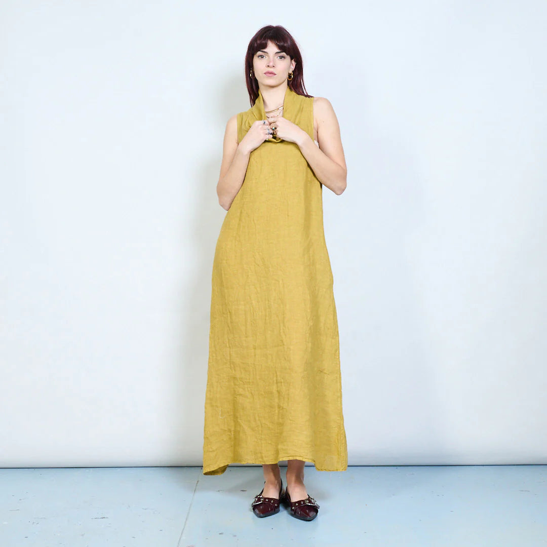 Abito lungo smanicato in lino con collo morbido e tasche