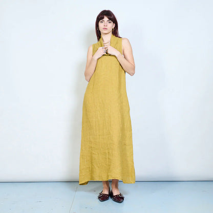 Abito lungo smanicato in lino con collo morbido e tasche