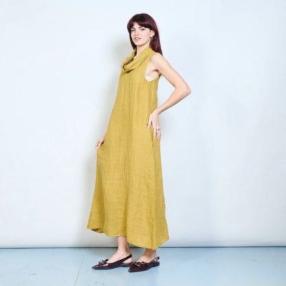 Abito lungo smanicato in lino con collo morbido e tasche