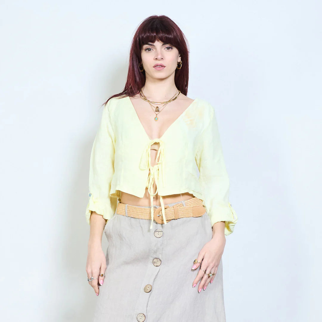 Blusa corta con scollo a V e chiusura con laccetti