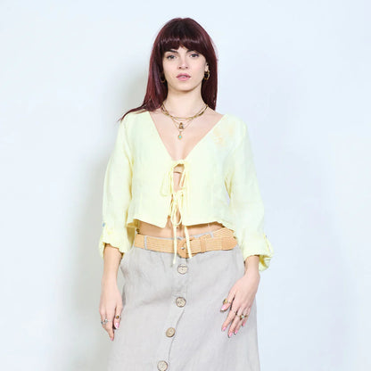 Blusa corta con scollo a V e chiusura con laccetti
