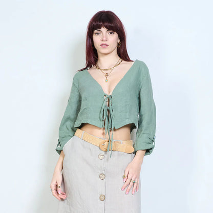 Blusa corta con scollo a V e chiusura con laccetti