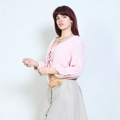 Blusa corta con scollo a V e chiusura con laccetti