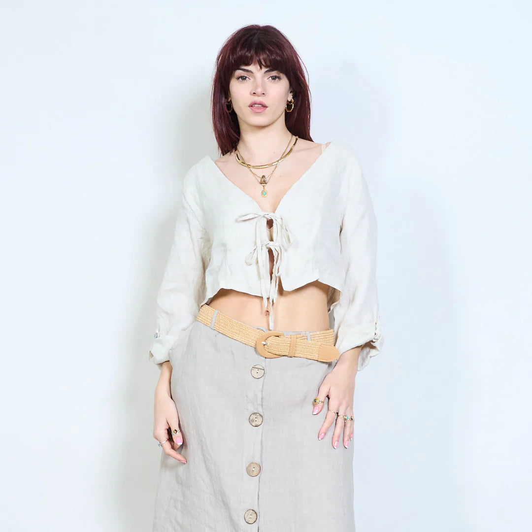 Blusa corta con scollo a V e chiusura con laccetti