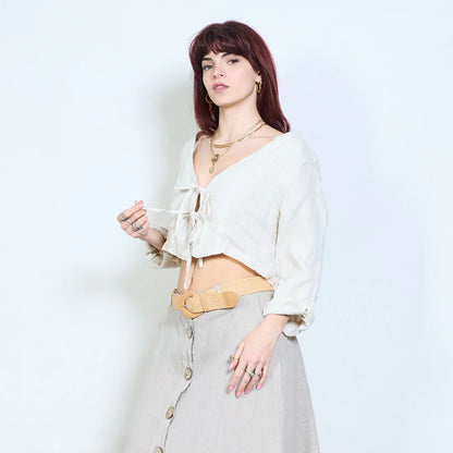 Blusa corta con scollo a V e chiusura con laccetti