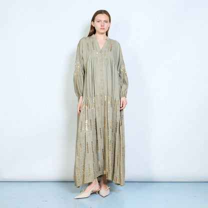 Abito lungo con bottoni frontali e ricami decorativi