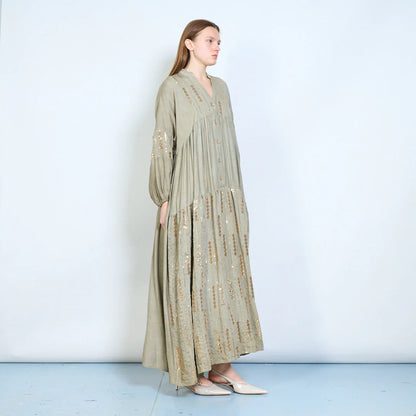 Abito lungo con bottoni frontali e ricami decorativi