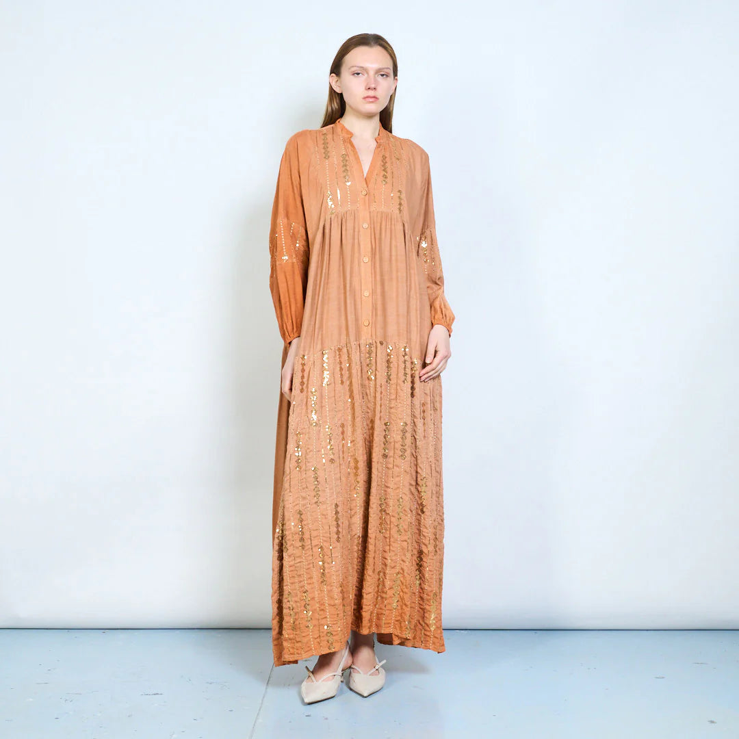 Abito lungo con bottoni frontali e ricami decorativi