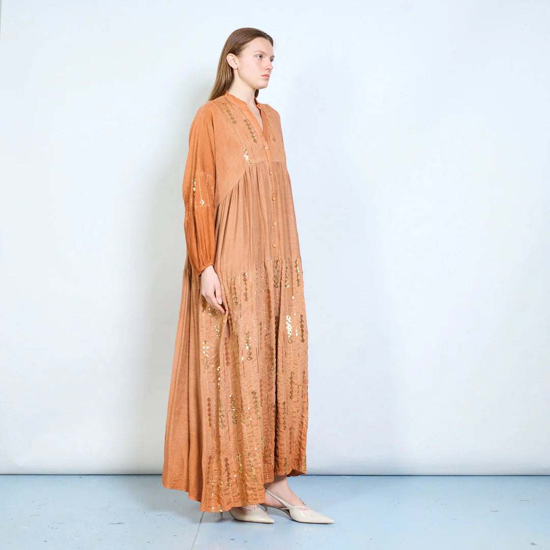 Abito lungo con bottoni frontali e ricami decorativi