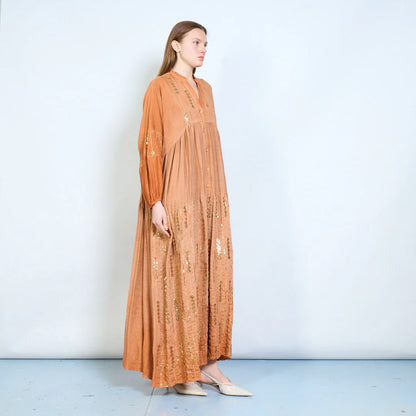 Abito lungo con bottoni frontali e ricami decorativi