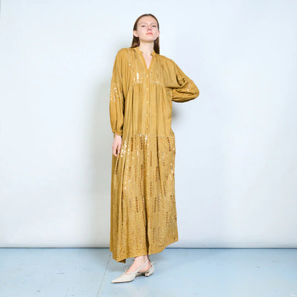 Abito lungo con bottoni frontali e ricami decorativi