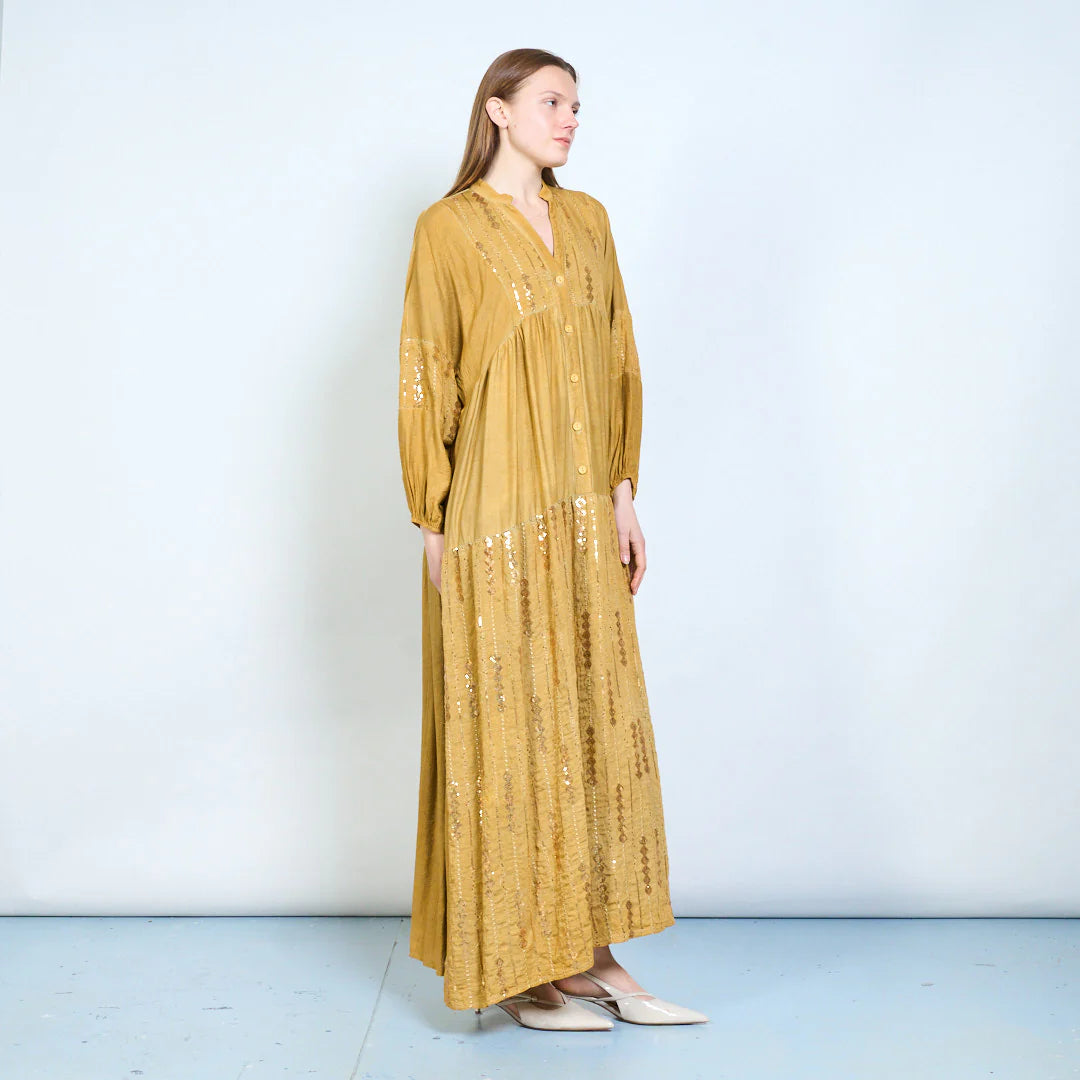 Abito lungo con bottoni frontali e ricami decorativi