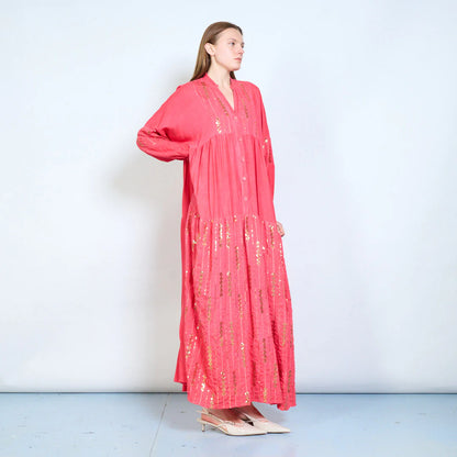 Abito lungo con bottoni frontali e ricami decorativi