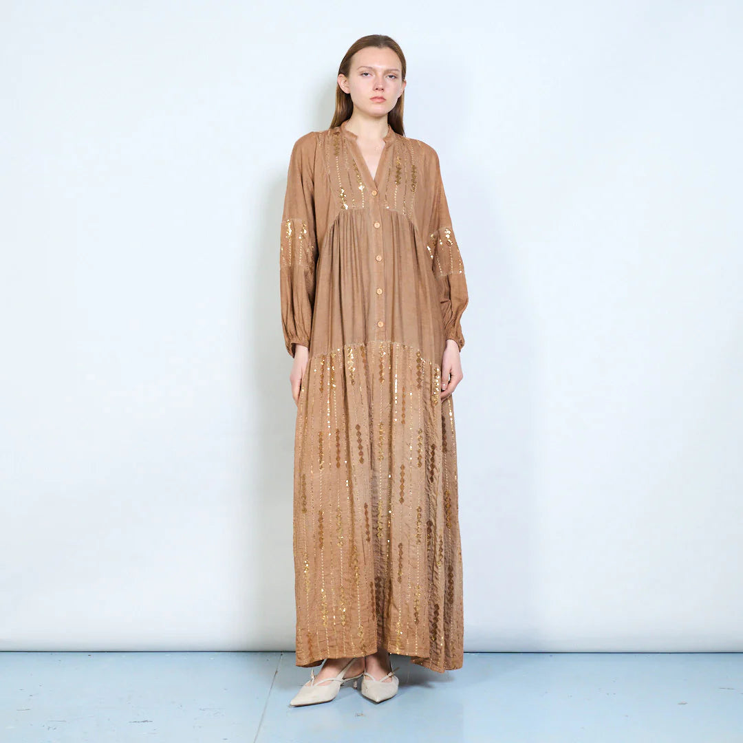 Abito lungo con bottoni frontali e ricami decorativi