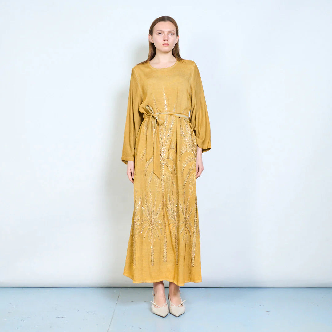 Abito lungo con maniche ampie, cintura e ricami decorativi