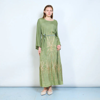 Abito lungo con maniche ampie, cintura e ricami decorativi