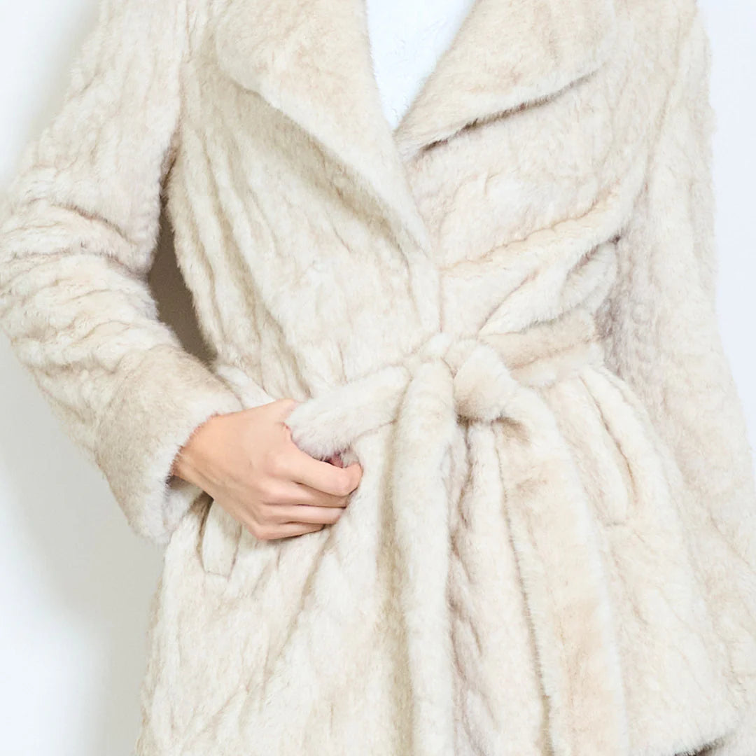 Cappotto corto donna in pelliccia sintetica con cintura – Sunnyday