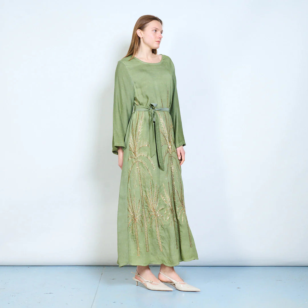 Abito lungo con maniche ampie, cintura e ricami decorativi