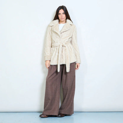 Cappotto corto donna in pelliccia sintetica con cintura – Sunnyday