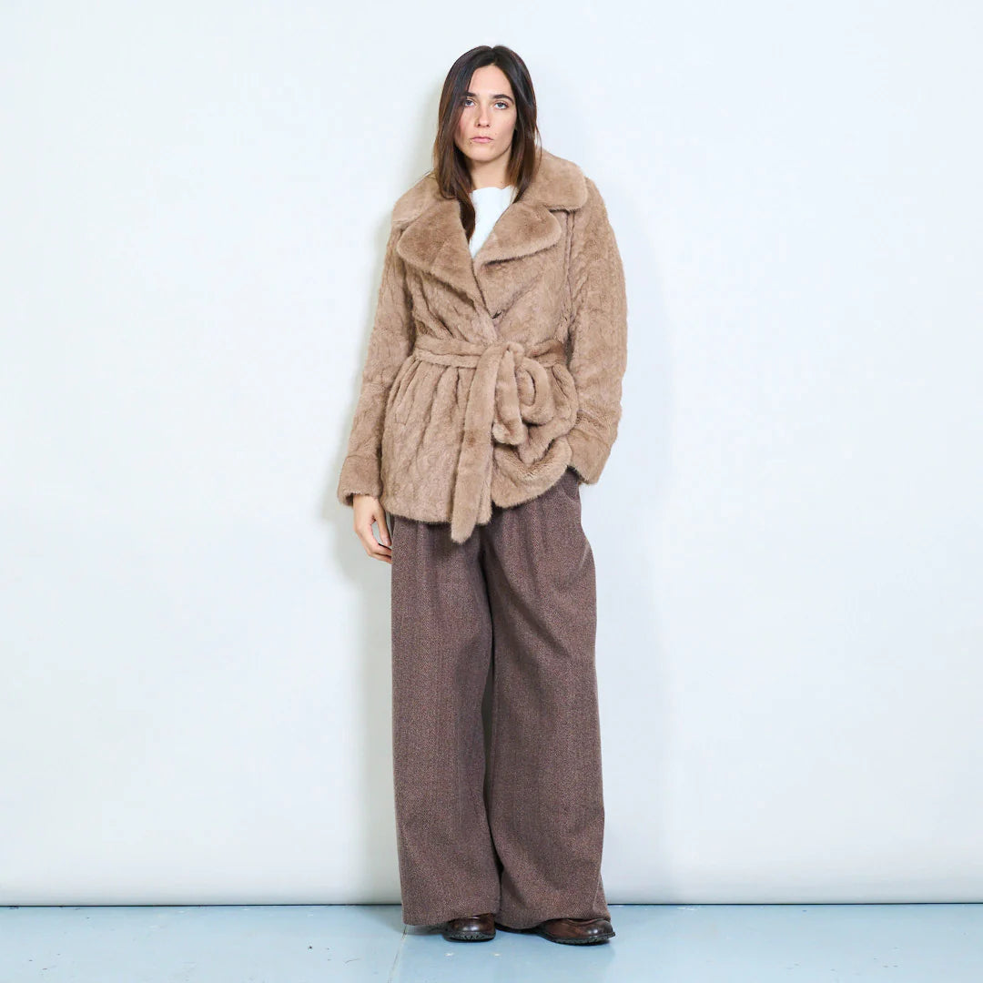 Cappotto corto donna in pelliccia sintetica con cintura – Sunnyday