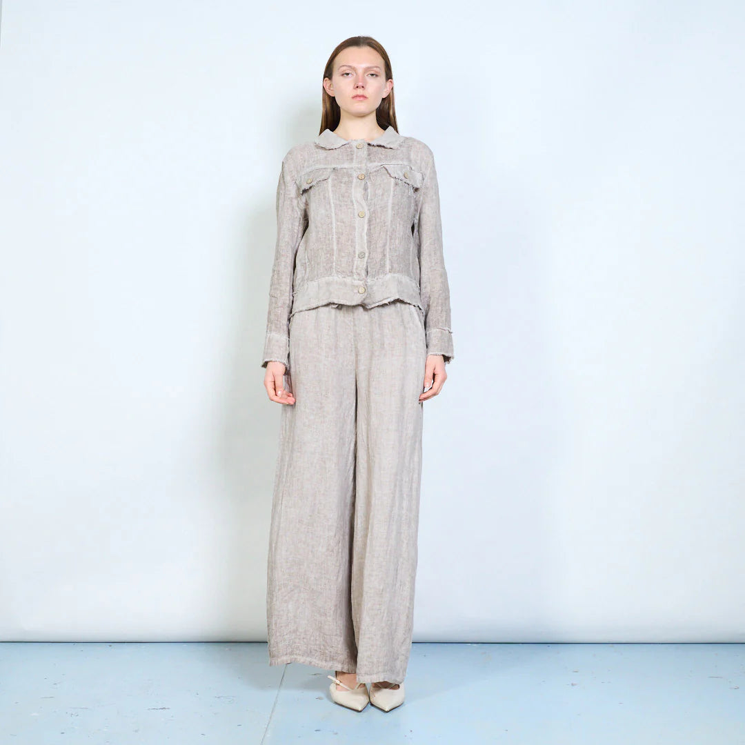 Giacca corta in tessuto naturale con colletto e tasche applicate