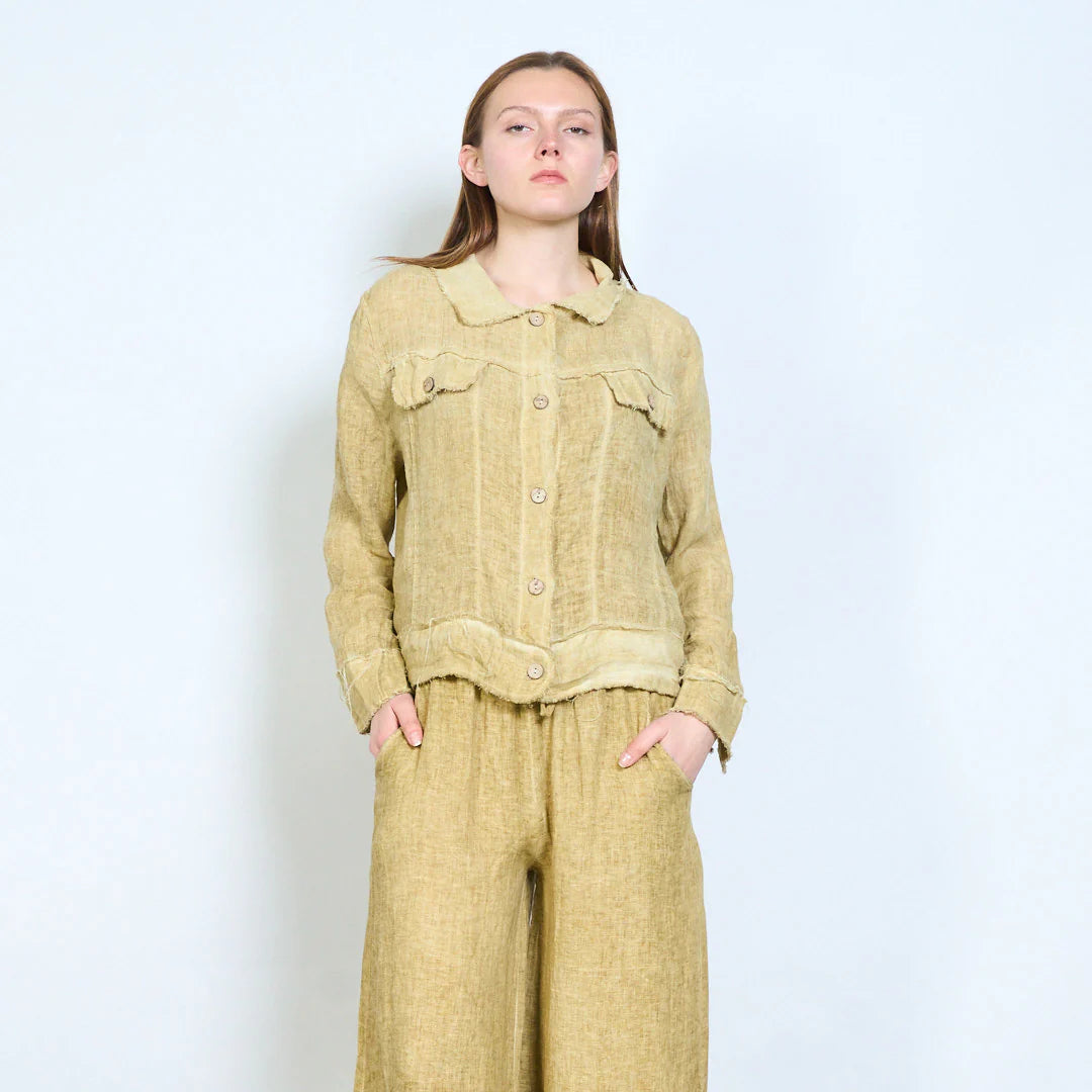 Giacca corta in tessuto naturale con colletto e tasche applicate