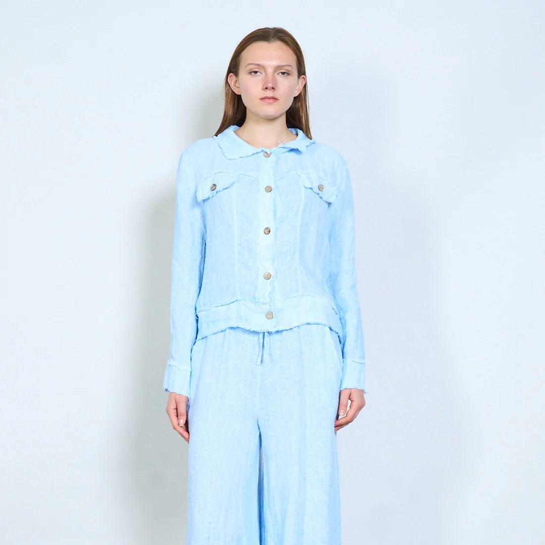 Giacca corta in tessuto naturale con colletto e tasche applicate