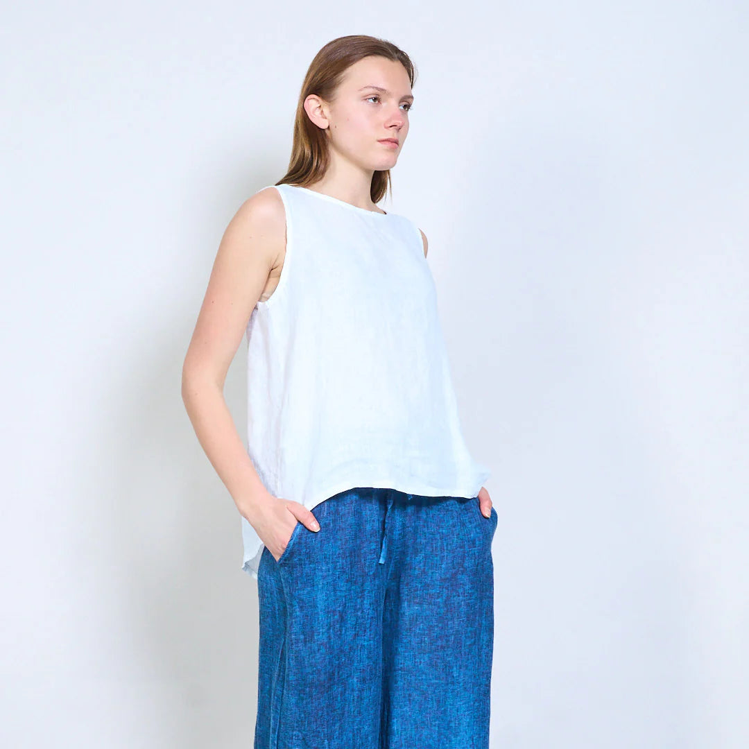 Top donna smanicato in lino con linea fluida